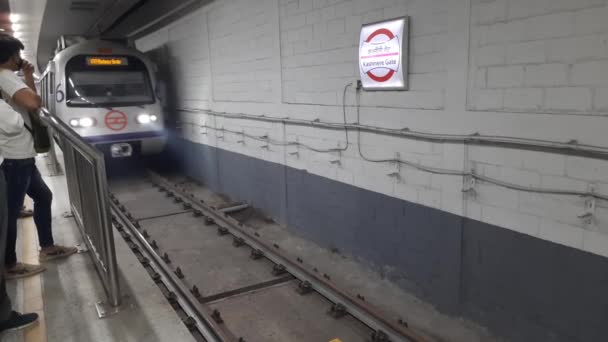 뉴델리 지하철 2022 마스크를 필수적 지하철역 내부의 메트로 크로싱 메트로 — 비디오
