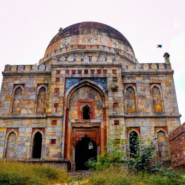 Lodhi Gardens, Delhi, Hindistan 'daki Babür Mimarisi, Lodhi Gardens' taki üç kubbeli caminin içindeki kemerlerin cuma günü için cami olduğu söyleniyor.