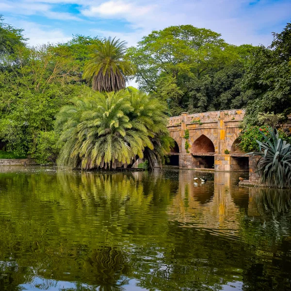 Lodhi Gardens, Delhi, Hindistan 'daki Babür Mimarisi, Lodhi Gardens' taki üç kubbeli caminin içindeki kemerlerin cuma günü için cami olduğu söyleniyor.