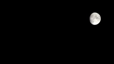 Moon Timelapse, Stock zamanaşımı: Dolunay karanlık gökyüzünde yükseliyor, gece vakti. Dolunay zamanı, gece karanlığında karanlık gökyüzünde ay ışığıyla birlikte kaybolur. Yüksek kaliteli beleş video kaydı veya zaman ayarlı