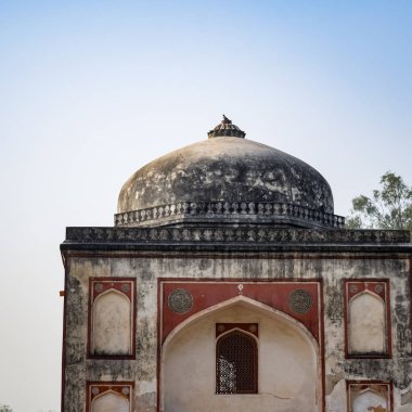 Delhi 'deki Sunder Anaokulu' nun içindeki mimari mezarın içerisinden bakıldığında, Sunder Çocuk Yuvası, Delhi 'deki Humayun' un Mezarı 'nın yanında yer alan Dünya Mirası Sunder Çocuk Yuvası' dır.