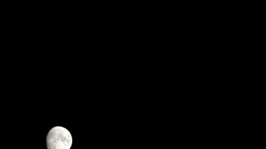 Moon Timelapse, Stock zamanaşımı: Dolunay karanlık gökyüzünde yükseliyor, gece vakti. Dolunay zamanı, gece karanlığında karanlık gökyüzünde ay ışığıyla birlikte kaybolur. Yüksek kaliteli beleş video kaydı veya zaman ayarlı