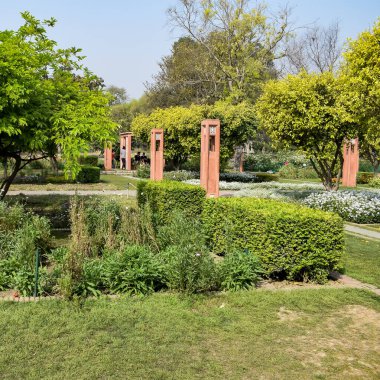 Delhi 'deki Sunder Anaokulu' nun içindeki mimari mezarın içerisinden bakıldığında, Sunder Çocuk Yuvası, Delhi 'deki Humayun' un Mezarı 'nın yanında yer alan Dünya Mirası Sunder Çocuk Yuvası' dır.