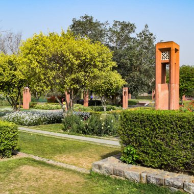 Delhi 'deki Sunder Anaokulu' nun içindeki mimari mezarın içerisinden bakıldığında, Sunder Çocuk Yuvası, Delhi 'deki Humayun' un Mezarı 'nın yanında yer alan Dünya Mirası Sunder Çocuk Yuvası' dır.