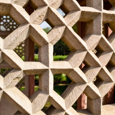 Delhi 'deki Sunder Anaokulu' nun içindeki mimari mezarın içerisinden bakıldığında, Sunder Çocuk Yuvası, Delhi 'deki Humayun' un Mezarı 'nın yanında yer alan Dünya Mirası Sunder Çocuk Yuvası' dır.