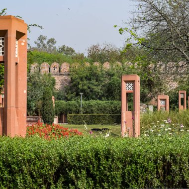 Delhi 'deki Sunder Anaokulu' nun içindeki mimari mezarın içerisinden bakıldığında, Sunder Çocuk Yuvası, Delhi 'deki Humayun' un Mezarı 'nın yanında yer alan Dünya Mirası Sunder Çocuk Yuvası' dır.