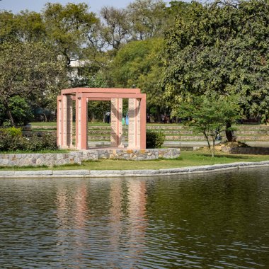 Delhi 'deki Sunder Anaokulu' nun içindeki mimari mezarın içerisinden bakıldığında, Sunder Çocuk Yuvası, Delhi 'deki Humayun' un Mezarı 'nın yanında yer alan Dünya Mirası Sunder Çocuk Yuvası' dır.