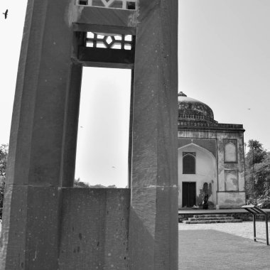 Delhi 'deki Sunder Anaokulu' nun içindeki mimari mezarın içerisinden bakıldığında, Sunder Anaokulu, Delhi 'deki Humayun' un Mezarı 'nın yanında yer alan Dünya Mirası Alanıdır.