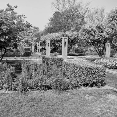 Delhi 'deki Sunder Anaokulu' nun içindeki mimari mezarın içerisinden bakıldığında, Sunder Anaokulu, Delhi 'deki Humayun' un Mezarı 'nın yanında yer alan Dünya Mirası Alanıdır.