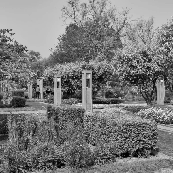デリーのサンダー保育園内の建築墓の眺めの中にあるサンダー保育園は デリーのフマユーン墓の近くに位置する世界遺産です サンダー保育園内部ビュー 黒と白 — ストック写真