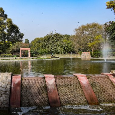 Delhi 'deki Sunder Çocuk Bahçesi' nde çeşme, Sunder Çocuk Yuvası 'nda çeşme, çeşmede su, sabah vakti parkta çeşme.