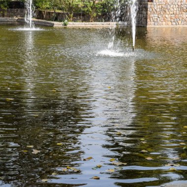 Delhi 'deki Sunder Çocuk Bahçesi' nde çeşme, Sunder Çocuk Yuvası 'nda çeşme, çeşmede su, sabah vakti parkta çeşme.