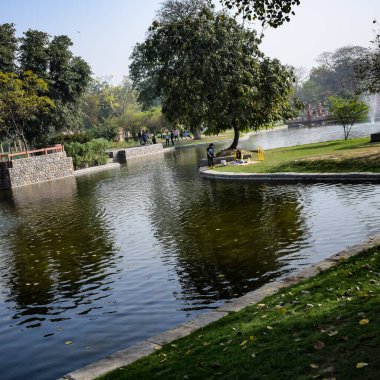 Delhi 'deki Sunder Çocuk Bahçesi' nde çeşme, Sunder Çocuk Yuvası 'nda çeşme, çeşmede su, sabah vakti parkta çeşme.
