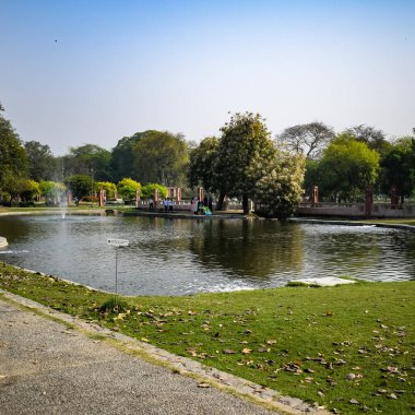 Delhi 'deki Sunder Çocuk Bahçesi' nde çeşme, Sunder Çocuk Yuvası 'nda çeşme, çeşmede su, sabah vakti parkta çeşme.