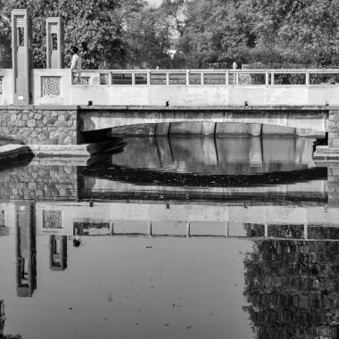 Yeni Delhi Hindistan 7 Mart 2021 - Delhi 'de Sunder Anaokulu' nun içindeki mimari mezarı gören Sunder Nursery, Humayun 'un Delhi' deki Mezarı yakınlarındaki Dünya Mirası Alanıdır - Siyah ve Beyaz