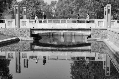 Yeni Delhi Hindistan 7 Mart 2021 - Delhi 'de Sunder Anaokulu' nun içindeki mimari mezarı gören Sunder Nursery, Humayun 'un Delhi' deki Mezarı yakınlarındaki Dünya Mirası Alanıdır - Siyah ve Beyaz