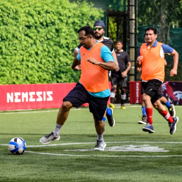 新德里 New Delhi India 2019年7月19日 当地足球队的足球运动员在地区德比锦标赛 Derby Championship 期间在一个糟糕的足球场上的比赛 足球比赛在体育场草地上隆重举行 — 图库照片