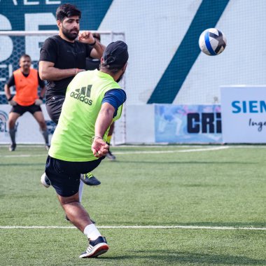 Yeni Delhi, Hindistan - 19 Temmuz 2019 - Kötü bir futbol sahasında bölgesel Derby şampiyonasında yerel futbol takımının futbolcuları. Stadyumun çimen yeşili sahasında sıcak bir futbol maçı var.