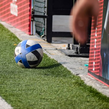 Yeni Delhi, Hindistan - 19 Temmuz 2019 - Kötü bir futbol sahasında bölgesel Derby şampiyonasında yerel futbol takımının futbolcuları. Stadyumun çimen yeşili sahasında sıcak bir futbol maçı var.