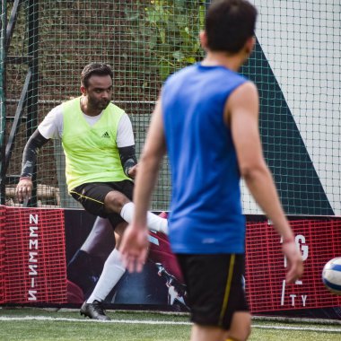 Delhi, Hindistan - 19 Temmuz 2019 - Kötü bir futbol sahasında bölgesel Derby şampiyonasında yerel futbol takımının futbolcuları. Stadyumdaki sıcak futbol maçı Siyah ve Beyaz