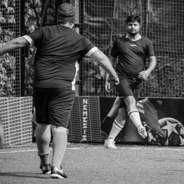 Delhi, Hindistan - 19 Temmuz 2019 - Kötü bir futbol sahasında bölgesel Derby şampiyonasında yerel futbol takımının futbolcuları. Stadyumdaki sıcak futbol maçı Siyah ve Beyaz