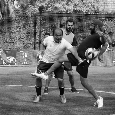 Delhi, Hindistan - 19 Temmuz 2019 - Kötü bir futbol sahasında bölgesel Derby şampiyonasında yerel futbol takımının futbolcuları. Stadyumdaki sıcak futbol maçı Siyah ve Beyaz