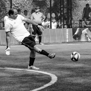 Delhi, Hindistan - 19 Temmuz 2019 - Kötü bir futbol sahasında bölgesel Derby şampiyonasında yerel futbol takımının futbolcuları. Stadyumdaki sıcak futbol maçı Siyah ve Beyaz