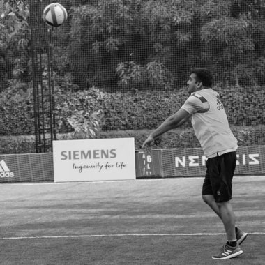 Delhi, Hindistan - 19 Temmuz 2019 - Kötü bir futbol sahasında bölgesel Derby şampiyonasında yerel futbol takımının futbolcuları. Stadyumdaki sıcak futbol maçı Siyah ve Beyaz