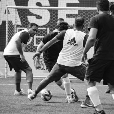 Delhi, Hindistan - 19 Temmuz 2019 - Kötü bir futbol sahasında bölgesel Derby şampiyonasında yerel futbol takımının futbolcuları. Stadyumdaki sıcak futbol maçı Siyah ve Beyaz