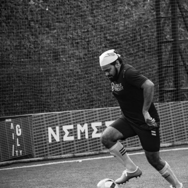 Delhi, Hindistan - 19 Temmuz 2019 - Kötü bir futbol sahasında bölgesel Derby şampiyonasında yerel futbol takımının futbolcuları. Stadyumdaki sıcak futbol maçı Siyah ve Beyaz