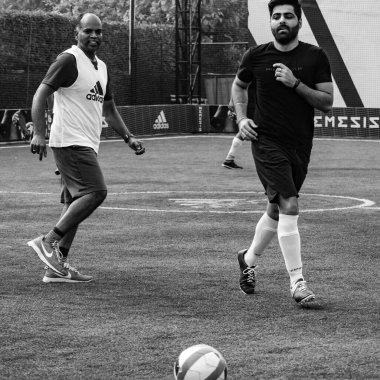 Delhi, Hindistan - 19 Temmuz 2019 - Kötü bir futbol sahasında bölgesel Derby şampiyonasında yerel futbol takımının futbolcuları. Stadyumdaki sıcak futbol maçı Siyah ve Beyaz