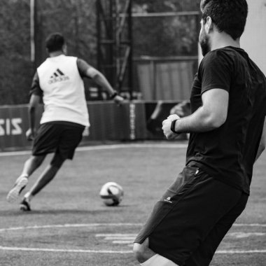 Delhi, Hindistan - 19 Temmuz 2019 - Kötü bir futbol sahasında bölgesel Derby şampiyonasında yerel futbol takımının futbolcuları. Stadyumdaki sıcak futbol maçı Siyah ve Beyaz