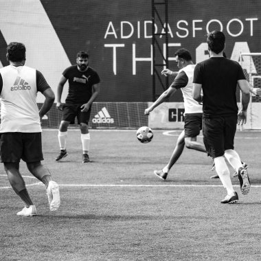 Delhi, Hindistan - 19 Temmuz 2019 - Kötü bir futbol sahasında bölgesel Derby şampiyonasında yerel futbol takımının futbolcuları. Stadyumdaki sıcak futbol maçı Siyah ve Beyaz