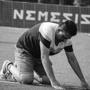 Yeni Delhi, Hindistan - 19 Temmuz 2019 - Kötü bir futbol sahasında bölgesel Derby şampiyonasında yerel futbol takımının futbolcuları. Stadyumun çimen yeşili sahasında sıcak bir futbol maçı var.