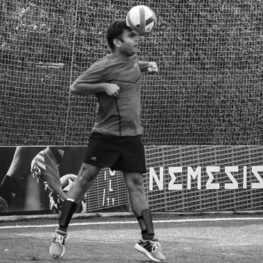 Yeni Delhi, Hindistan - 19 Temmuz 2019 - Kötü bir futbol sahasında bölgesel Derby şampiyonasında yerel futbol takımının futbolcuları. Stadyumun çimen yeşili sahasında sıcak bir futbol maçı var.