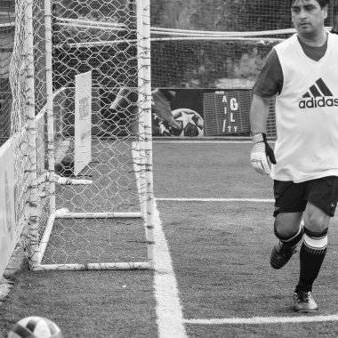 Delhi, Hindistan - 19 Temmuz 2019 - Kötü bir futbol sahası ile bölgesel Derby şampiyonasında yerel futbol takımının futbolcuları. Stadyumdaki sıcak futbol maçı Siyah ve Beyaz