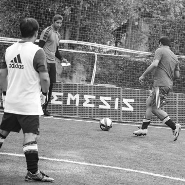 Delhi, Hindistan - 19 Temmuz 2019 - Kötü bir futbol sahası ile bölgesel Derby şampiyonasında yerel futbol takımının futbolcuları. Stadyumdaki sıcak futbol maçı Siyah ve Beyaz