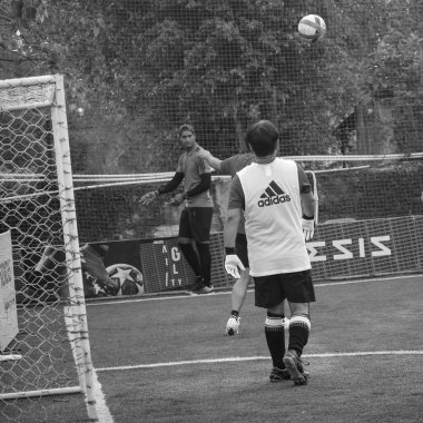 Delhi, Hindistan - 19 Temmuz 2019 - Kötü bir futbol sahası ile bölgesel Derby şampiyonasında yerel futbol takımının futbolcuları. Stadyumdaki sıcak futbol maçı Siyah ve Beyaz