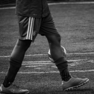 Delhi, Hindistan - 19 Temmuz 2019 - Kötü bir futbol sahası ile bölgesel Derby şampiyonasında yerel futbol takımının futbolcuları. Stadyumdaki sıcak futbol maçı Siyah ve Beyaz