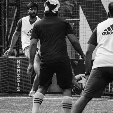 Delhi, Hindistan - 19 Temmuz 2019 - Kötü bir futbol sahası ile bölgesel Derby şampiyonasında yerel futbol takımının futbolcuları. Stadyumdaki sıcak futbol maçı Siyah ve Beyaz