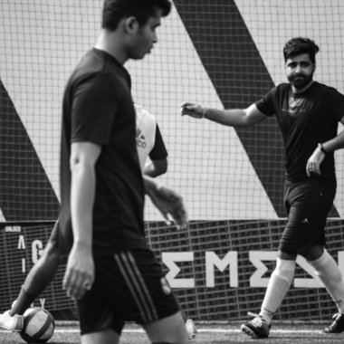 Delhi, Hindistan - 19 Temmuz 2019 - Kötü bir futbol sahası ile bölgesel Derby şampiyonasında yerel futbol takımının futbolcuları. Stadyumdaki sıcak futbol maçı Siyah ve Beyaz