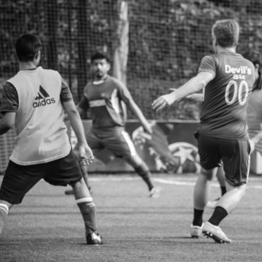 Delhi, Hindistan - 19 Temmuz 2019 - Kötü bir futbol sahası ile bölgesel Derby şampiyonasında yerel futbol takımının futbolcuları. Stadyumdaki sıcak futbol maçı Siyah ve Beyaz