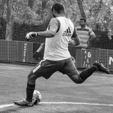 Delhi, Hindistan - 19 Temmuz 2019 - Kötü bir futbol sahası ile bölgesel Derby şampiyonasında yerel futbol takımının futbolcuları. Stadyumdaki sıcak futbol maçı Siyah ve Beyaz