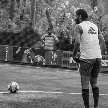 Delhi, Hindistan - 19 Temmuz 2019 - Kötü bir futbol sahası ile bölgesel Derby şampiyonasında yerel futbol takımının futbolcuları. Stadyumdaki sıcak futbol maçı Siyah ve Beyaz