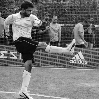 Delhi, Hindistan - 19 Temmuz 2019 - Kötü bir futbol sahasında bölgesel Derby şampiyonasında yerel futbol takımının futbolcuları. Stadyumdaki sıcak futbol maçı Siyah ve Beyaz