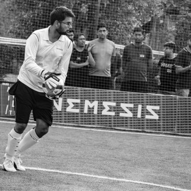 Delhi, Hindistan - 19 Temmuz 2019 - Kötü bir futbol sahasında bölgesel Derby şampiyonasında yerel futbol takımının futbolcuları. Stadyumdaki sıcak futbol maçı Siyah ve Beyaz