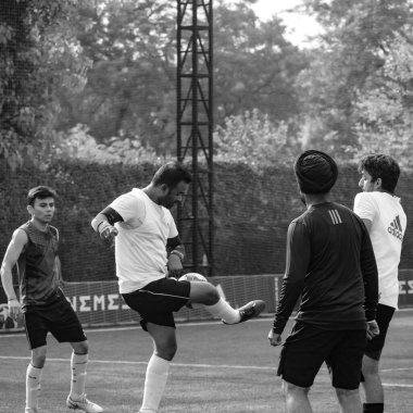 Delhi, Hindistan - 19 Temmuz 2019 - Kötü bir futbol sahasında bölgesel Derby şampiyonasında yerel futbol takımının futbolcuları. Stadyumdaki sıcak futbol maçı Siyah ve Beyaz