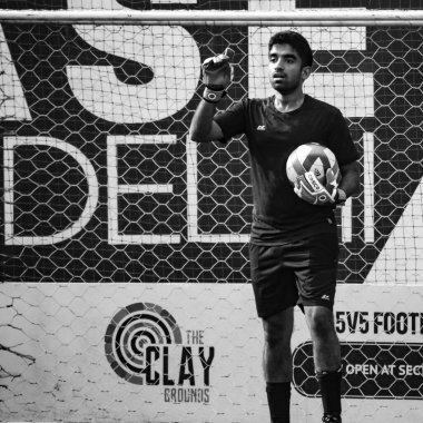 Delhi, Hindistan - 19 Temmuz 2019 - Kötü bir futbol sahasında bölgesel Derby şampiyonasında yerel futbol takımının futbolcuları. Stadyumdaki sıcak futbol maçı Siyah ve Beyaz