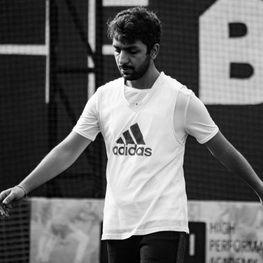 Delhi, Hindistan - 19 Temmuz 2019 - Kötü bir futbol sahasında bölgesel Derby şampiyonasında yerel futbol takımının futbolcuları. Stadyumdaki sıcak futbol maçı Siyah ve Beyaz