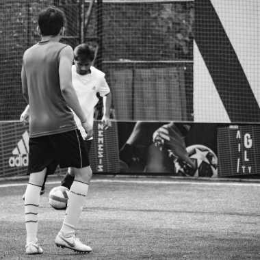 Delhi, Hindistan - 19 Temmuz 2019 - Kötü bir futbol sahasında bölgesel Derby şampiyonasında yerel futbol takımının futbolcuları. Stadyumdaki sıcak futbol maçı Siyah ve Beyaz